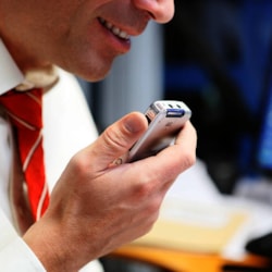 Das Bundesverfassungsgericht hat mit Beschluss vom 25. November 2025 im Verfahren 1 BvR 2317/25 eine einstweilige Anordnung erlassen, mit der Maßnahmen zur DNS-Überwachung auf Grundlage von § 100a StPO vorläufig gestoppt wurden. Die Entscheidung ist für das IT-Recht und Strafrecht von erheblicher Bedeutung, da sie die rechtlichen Grenzen bei der Auswertung von Domain Name System Daten konkretisiert.